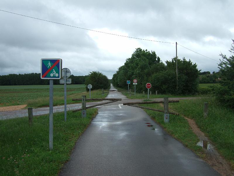 2010-05- (8).JPG - ... dann auf eine Straße ...